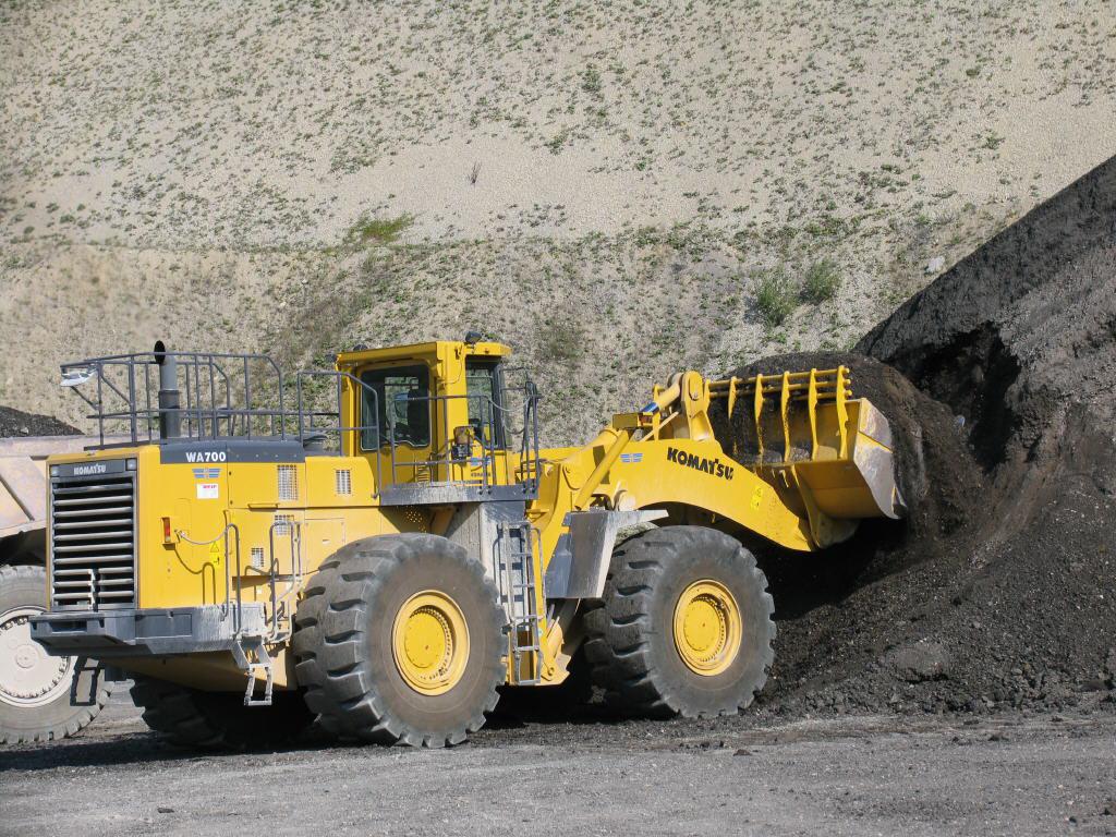 کوماتسو WA700